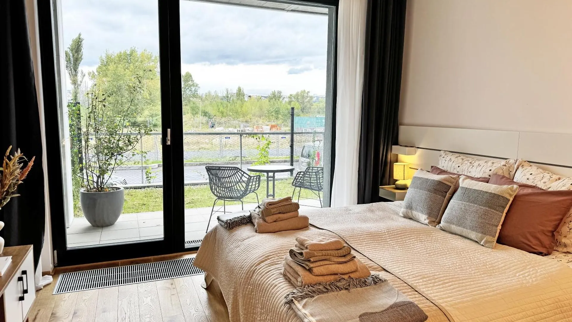 New Studio, King Bed, Free Parking, Terrace Prague Apartment