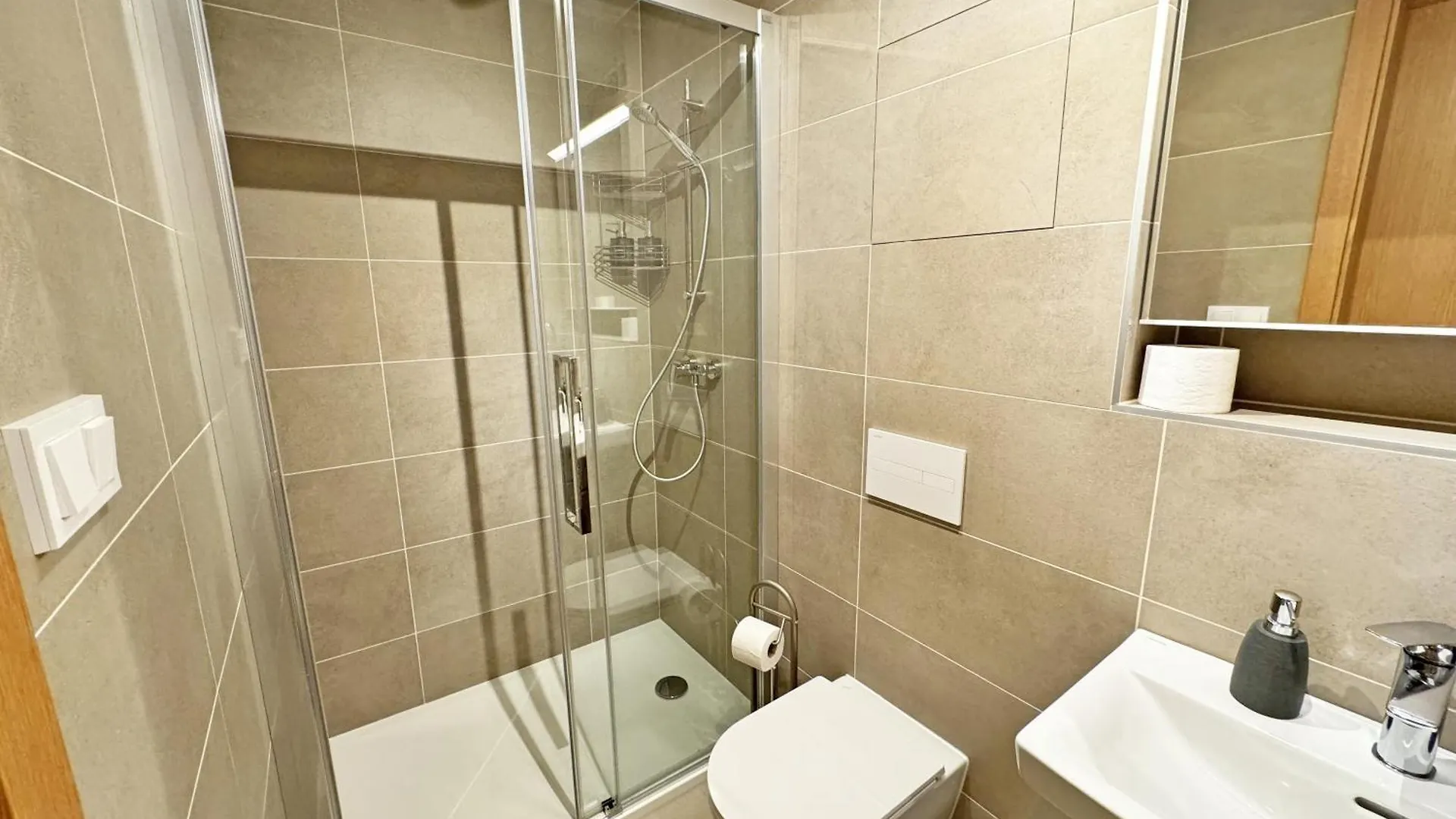 Apartment New Studio, King Bed, Free Parking, Terrace Prague