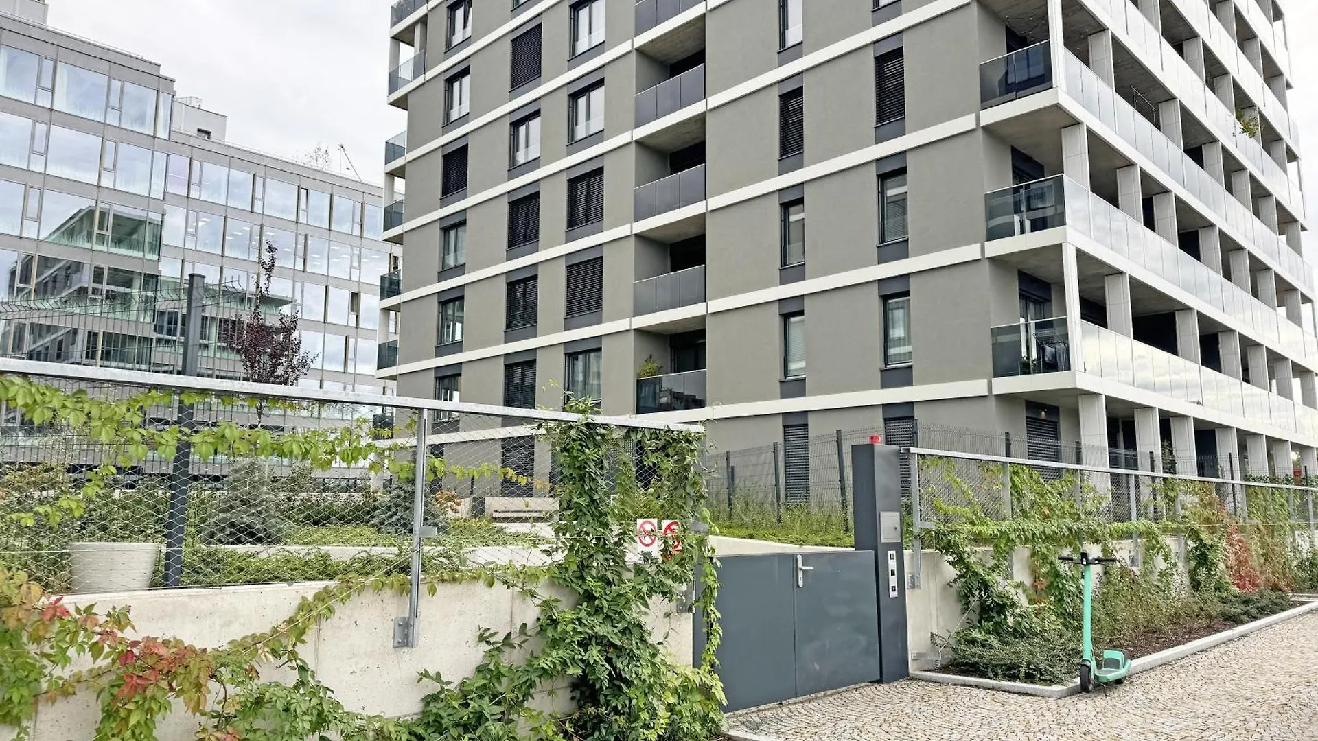 New Studio, King Bed, Free Parking, Terrace Praha 0*,