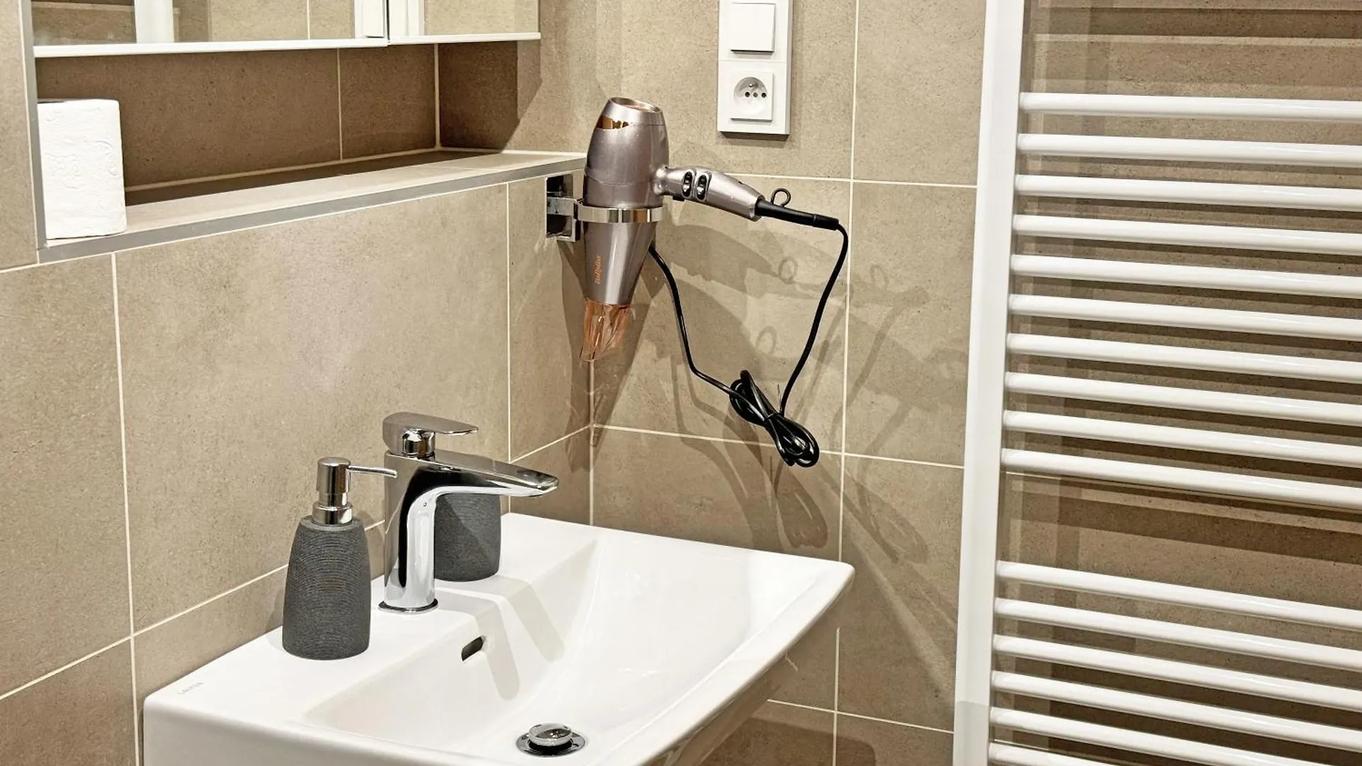 New Studio, King Bed, Free Parking, Terrace Praha